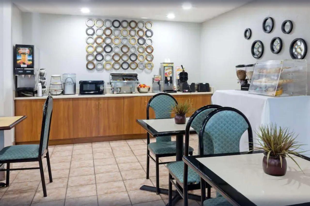 Microtel Inn & Suites By Wyndham Brunswick Exteriör bild