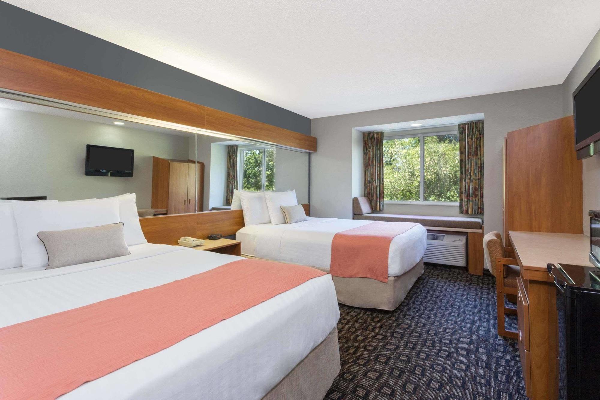 Microtel Inn & Suites By Wyndham Brunswick Exteriör bild