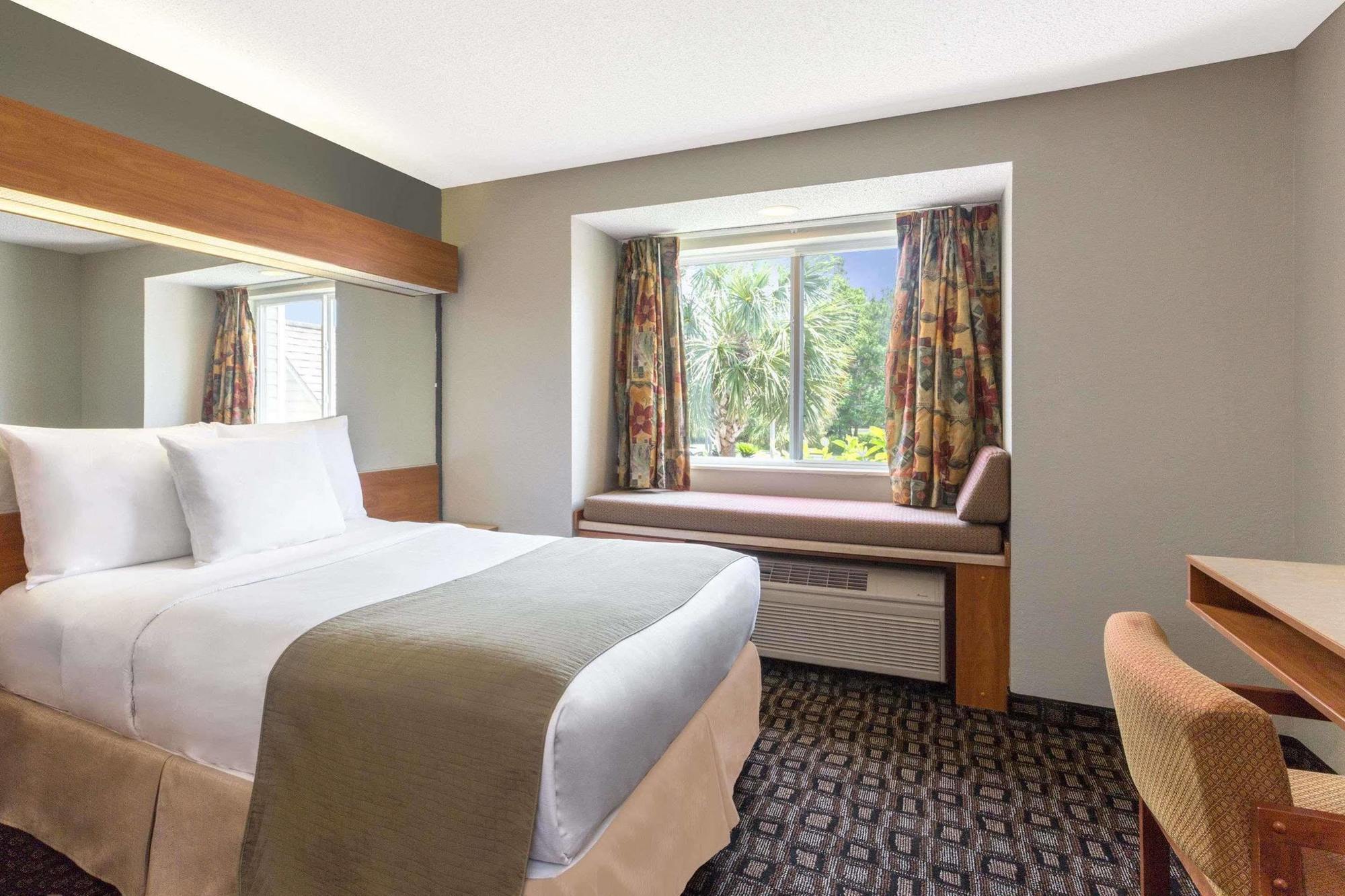 Microtel Inn & Suites By Wyndham Brunswick Exteriör bild