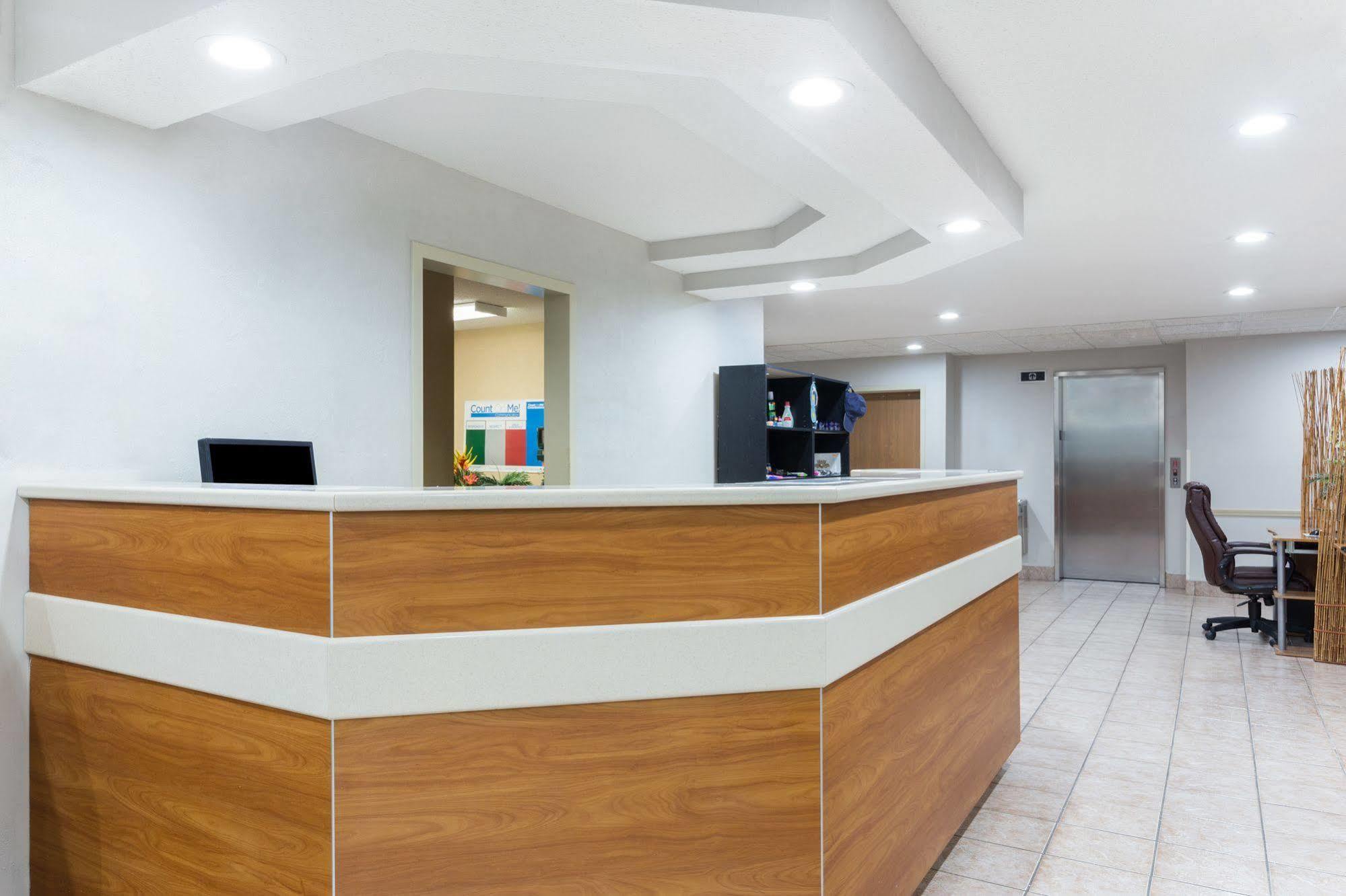 Microtel Inn & Suites By Wyndham Brunswick Exteriör bild